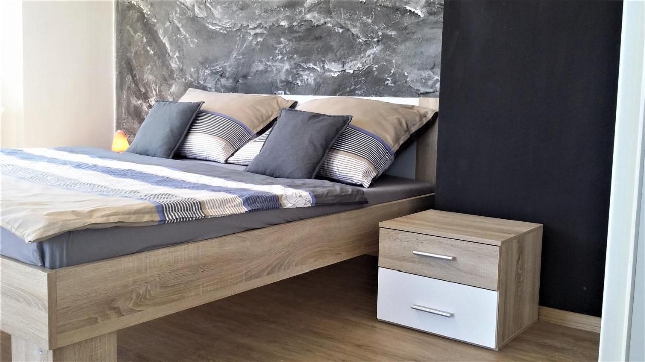 Vila Věkoše - apartmán s terasou a zahradou Hradec Králové Esterno foto