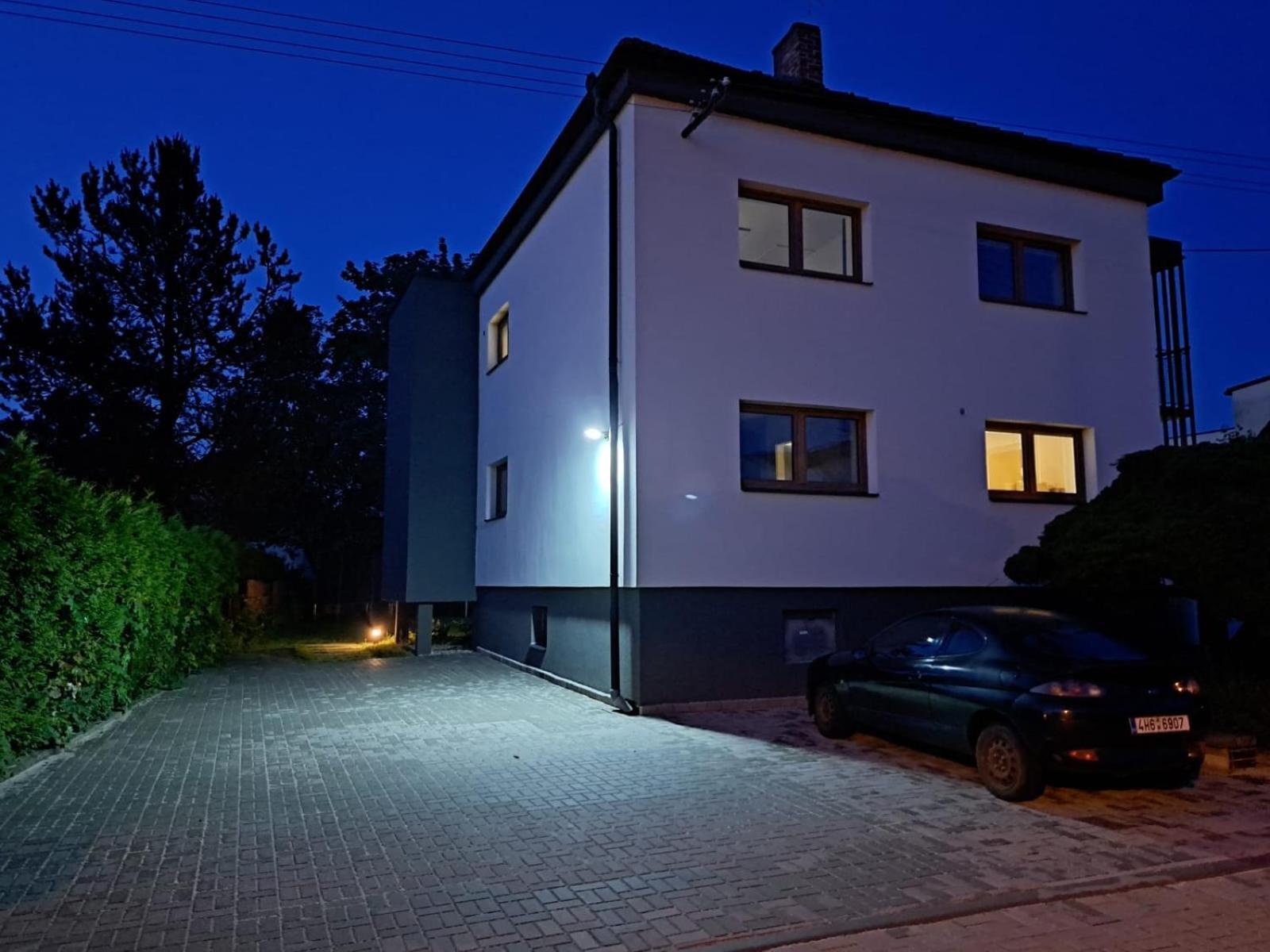 Vila Věkoše - apartmán s terasou a zahradou Hradec Králové Esterno foto